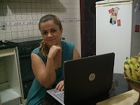 Patty Martins , do aquinacozinha na cozinha com notebook