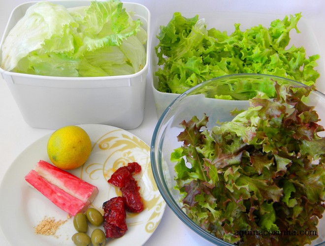 Receita de salada de folhas com kani , tomate seco e um toque de gengibre