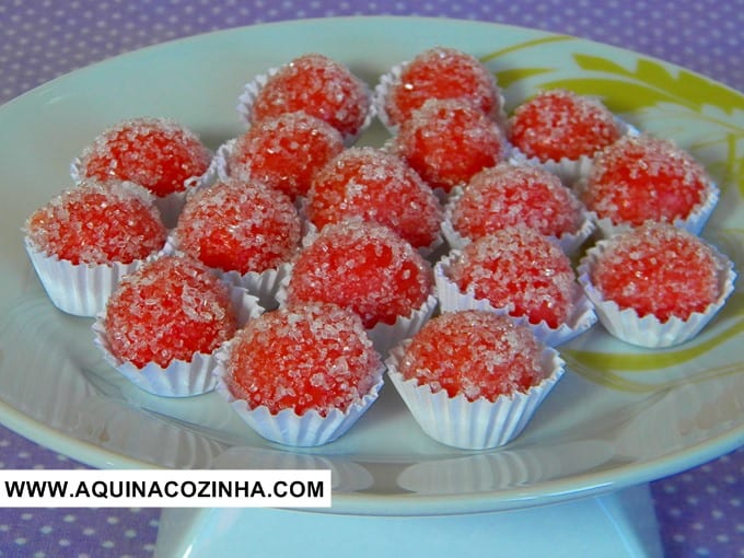 Bicho de pé ou brigadeiro de morango