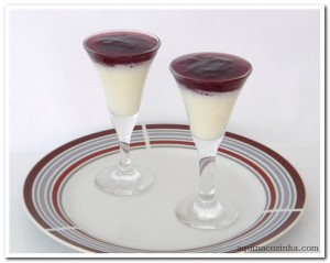 Panna Cotta com Calda de Vinho