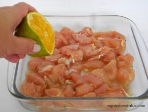 Espetinho de Frango Com Laranja e Alecrim