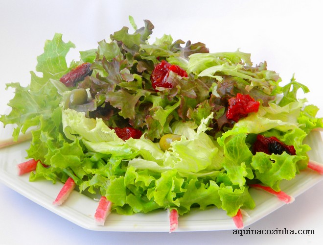 Receita de salada de folhas com kani , tomate seco e um toque de gengibre