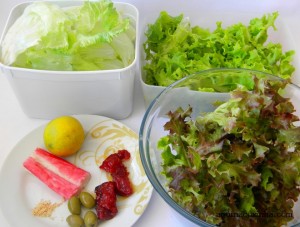 Salada de folhas com kani e um toque de gengibre