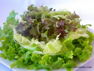 Salada de folhas com kani e um toque de gengibre