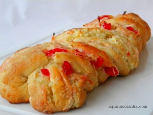 Pão doce com coco e cereja