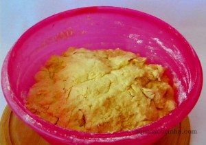Pão doce com coco e cereja