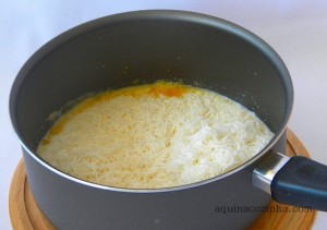 Pão doce com coco e cereja