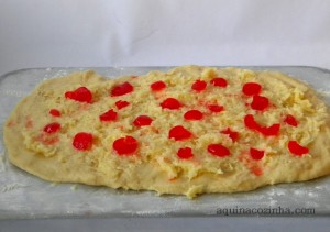 Pão doce com coco e cereja