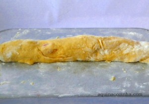 Pão doce com coco e cereja