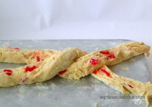 Pão doce com coco e cereja