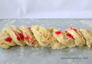 Pão doce com coco e cereja