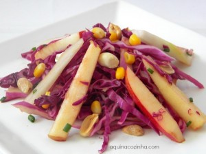 Salada de Repolho Roxo Com Maçã e Amendoim