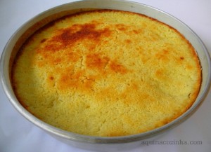 Bolo feito com sobras de cuscuz de milho com coco