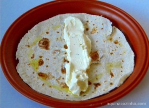 Receita de wrap feito com rúcula e tomate seco