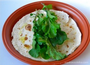 Receita de wrap feito com rúcula e tomate seco