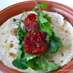 Receita de wrap feito com rúcula e tomate seco