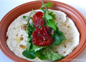 Receita de wrap feito com rúcula e tomate seco