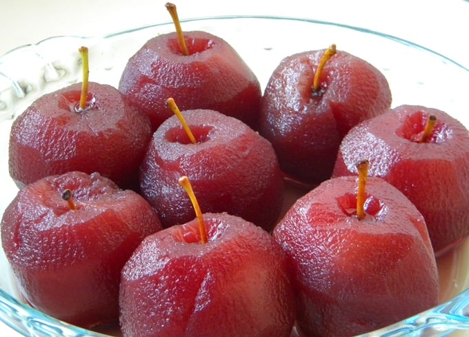 Sobremesa de maca com suco de uva