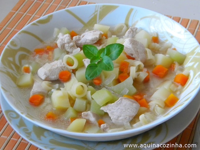 Sopa de frango com legumes