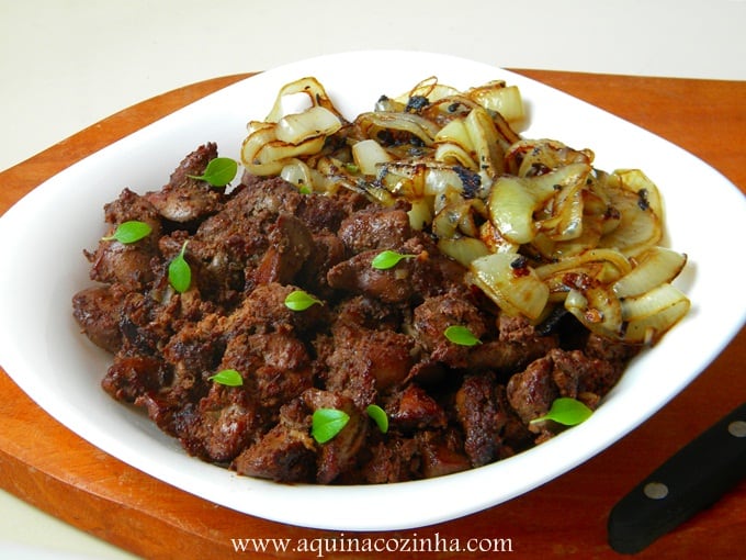 Fígado de boi acebolado - muito macio e saboroso