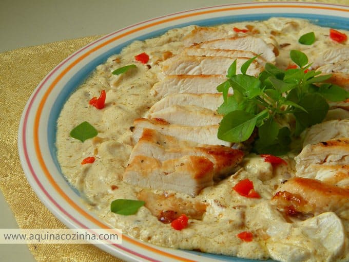 Peito de frango com molho cremoso de champignon