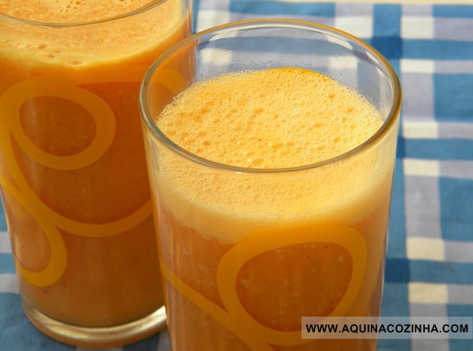 Copo com Suco funcional de cenoura e abacaxi