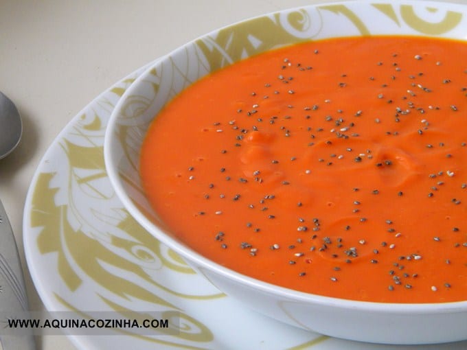 Prato com Sopa funcional de abóbora com chia