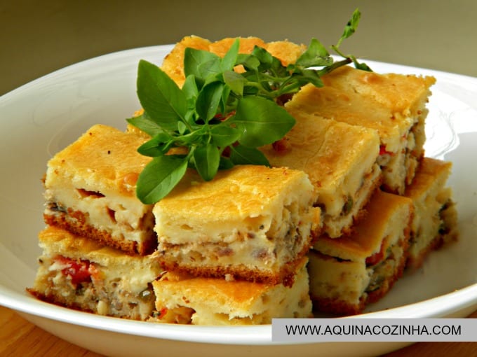 Prato com Torta de liquidificador de sardinha e folhas de Manjericão por cima