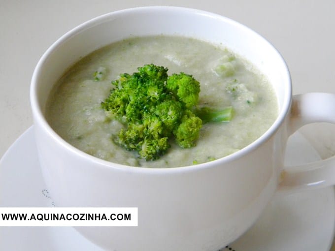 Sopa detox de brocolis e couve flor