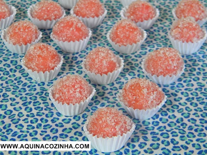 Brigadeiro de morango (bicho de pé)