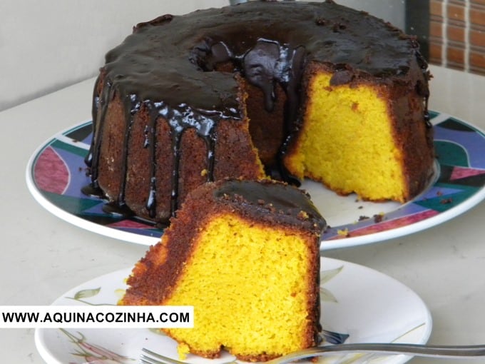 Bolo de cenoura com calda de chocolate