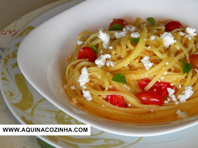 Macarrão com molho tipo caprese