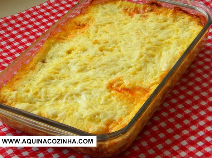 Polenta recheada e gratinada