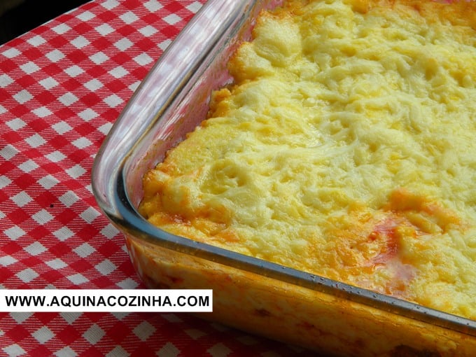 Polenta recheada e gratinada