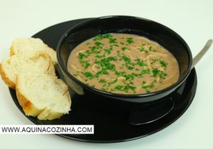 Sopa de feijão com macarrão e batata