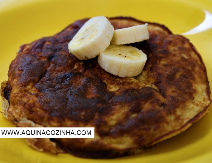 Essa panqueca de banana com 2 ingredientes é muito fácil e, uma excelente opção para quem não come glúten ou faz uma dieta Low Carb.