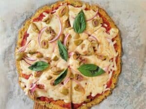 Pizza Low Carb com Massa de Couve-Flor